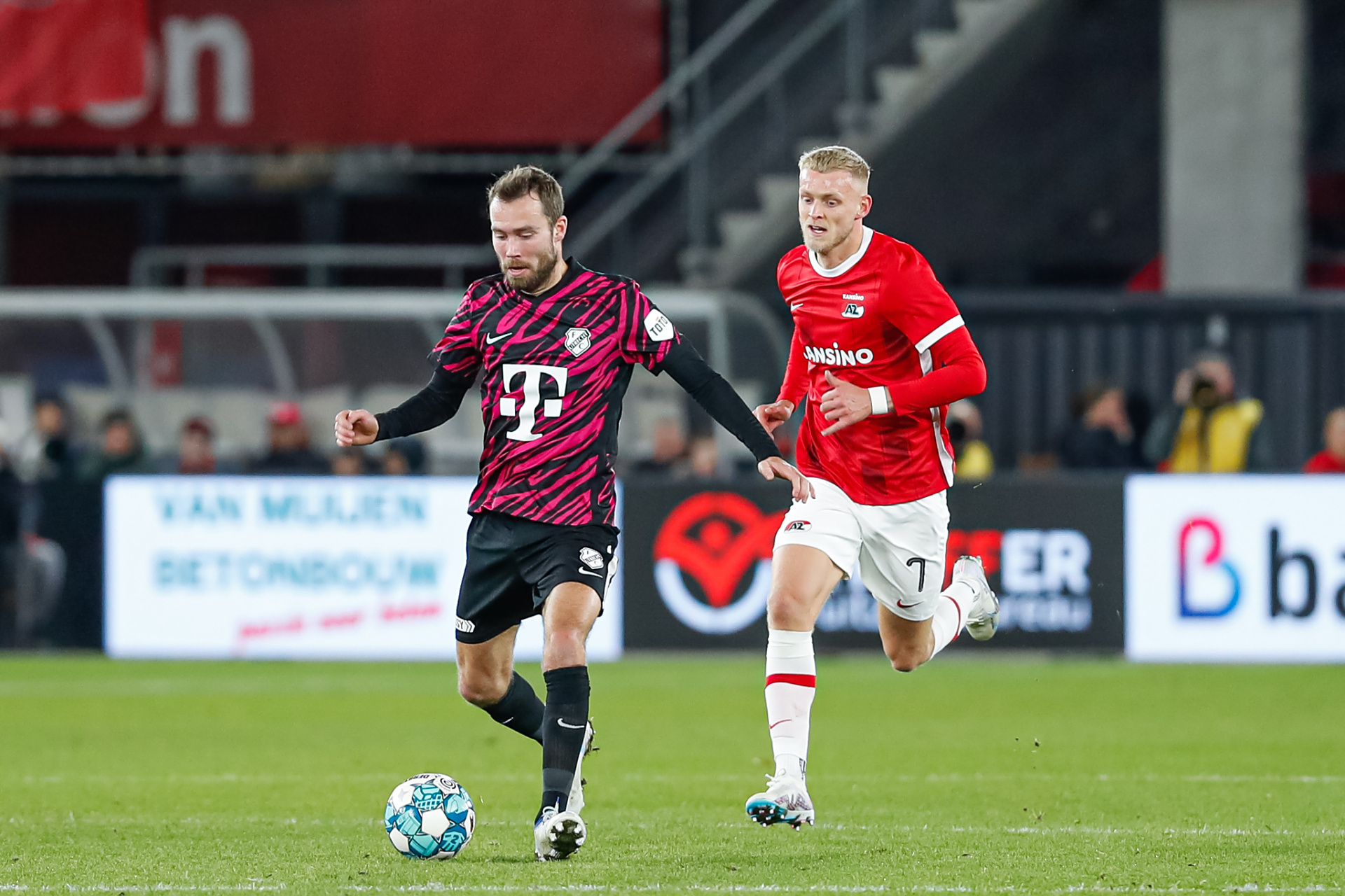 乌拉圭队员在荷甲联赛中获得精彩进球 乌拉圭队员在荷甲联赛中获得精彩进球