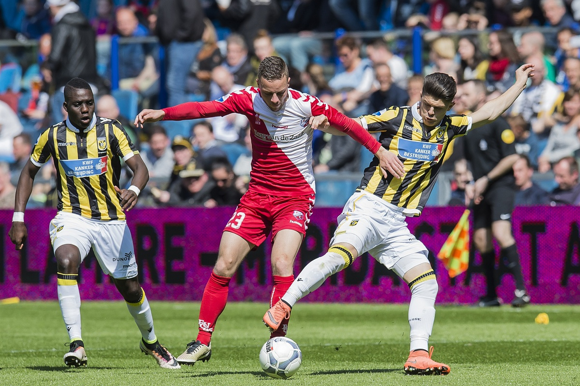 乌拉圭队员在荷甲联赛中获得精彩进球 乌拉圭队员在荷甲联赛中获得精彩进球