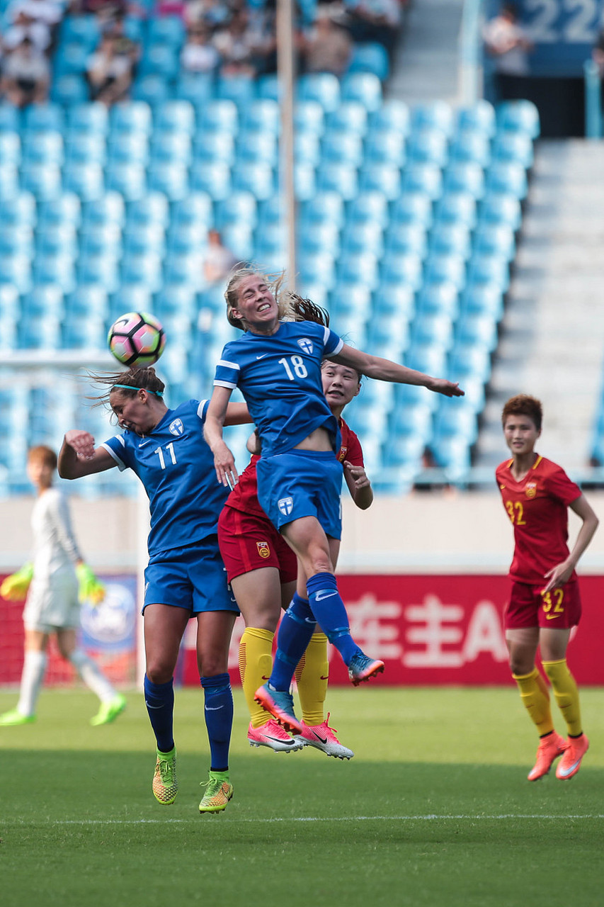 包含世界女足明星球员比拼技术风采引无数观众点赞的词条