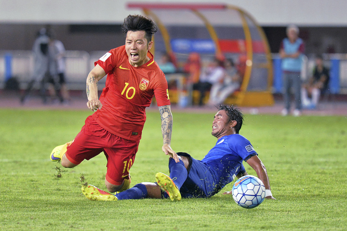 包含蔚为壮观的足球战役，中场势均力敌的词条