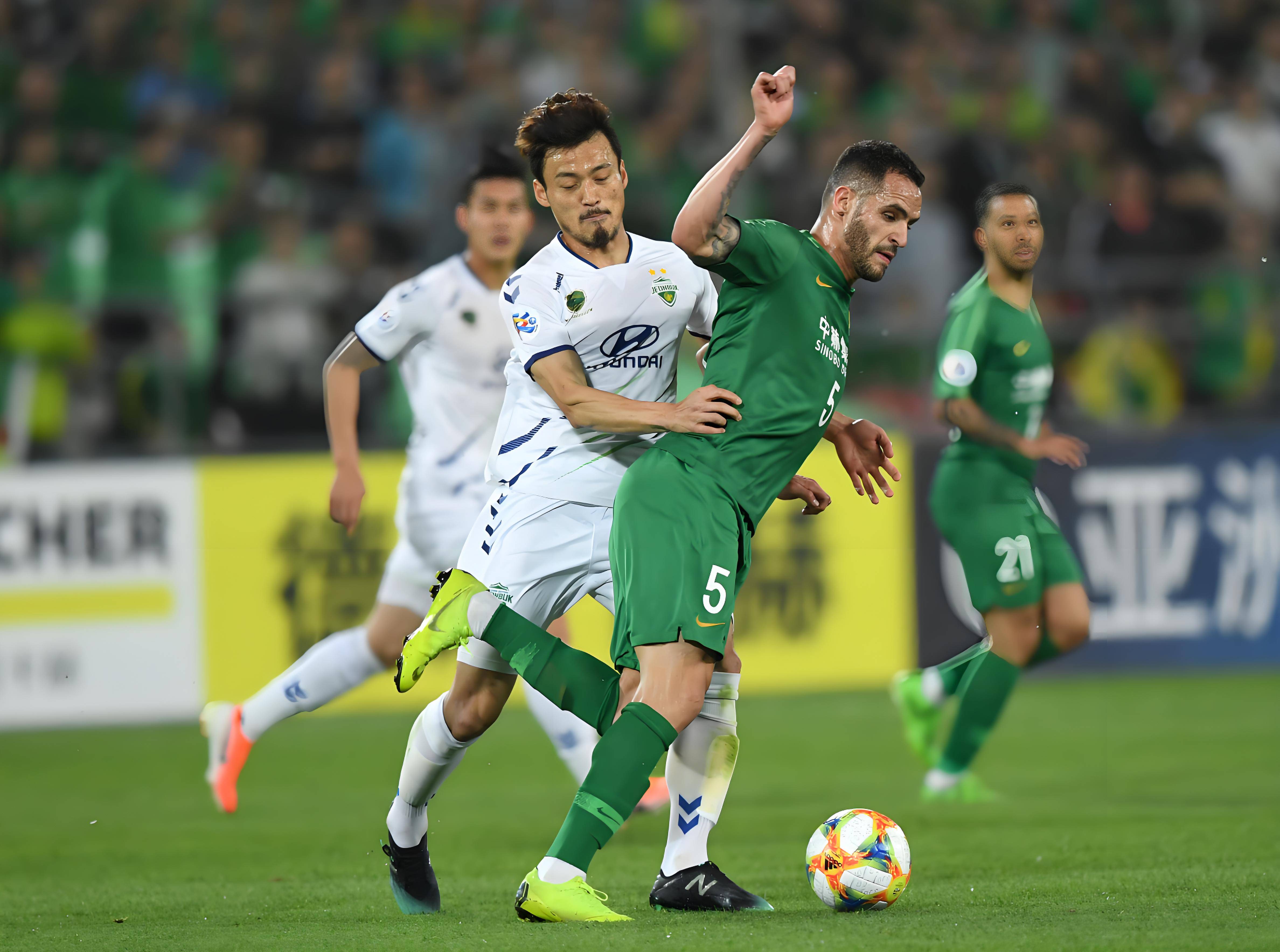 包含蔚为壮观的足球战役，中场势均力敌的词条